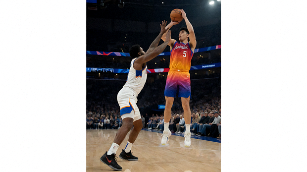 NBA篮球比赛现场球员投篮与防守对抗的瞬间